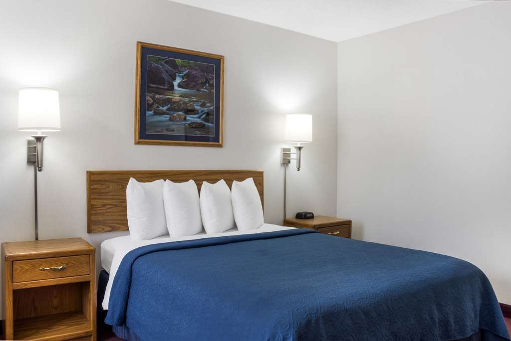 Everspring Inn & Suites Hill City Quarto foto